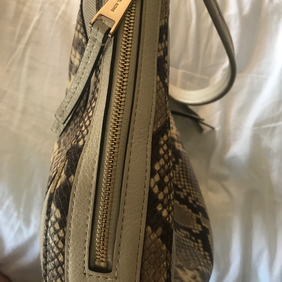 MICHAEL Michael Kors Julia Ecru Medium Shoulderbag- Snakeskin pattern - Picture 9 of 10